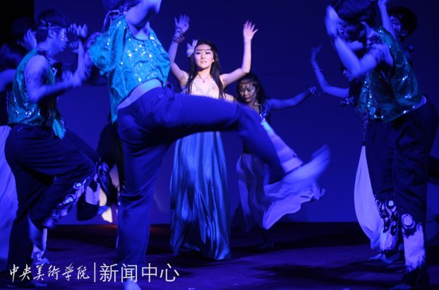 相亲相爱大家庭 设计学院举办2012元旦联欢会