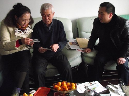 数学系走访慰问退休教师