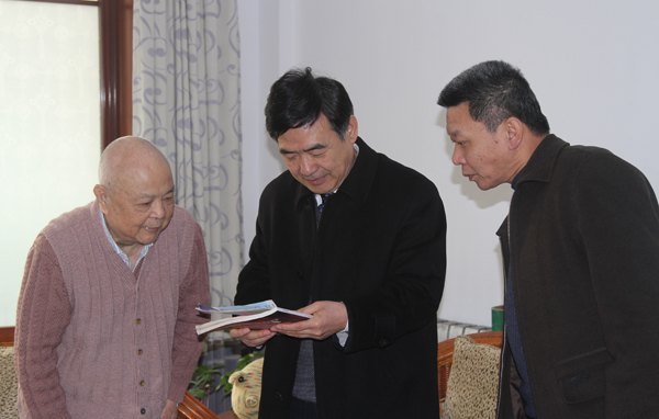 潍坊学院领导进行春节走访慰问