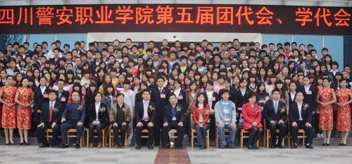 ����ף���Ĵ�����ְҵѧԺ������Ŵ��ᡢѧ����ʤ���ٿ�