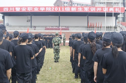 学院2011级新生军训开训典礼隆重举行