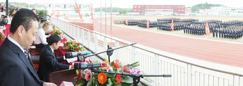 学院隆重举行2011级新生军训总结汇报表演暨开学典礼