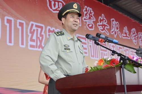 学院隆重举行2011级新生军训总结汇报表演暨开学典礼