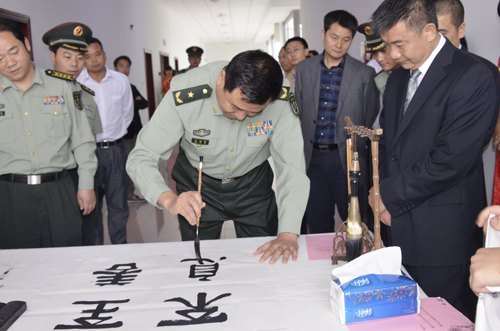 学院隆重举行2011级新生军训总结汇报表演暨开学典礼