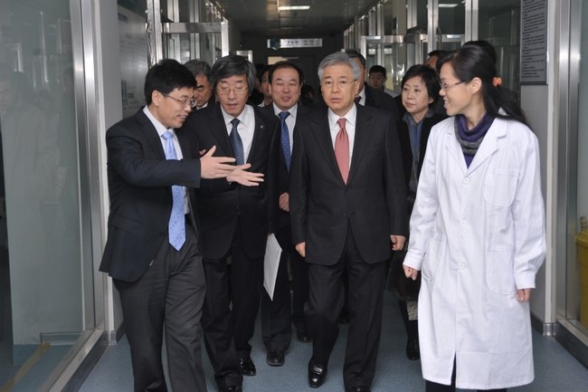 韩国水原大学李仁洙校长一行访问山东商业职业技术学院并签订友好交流协议