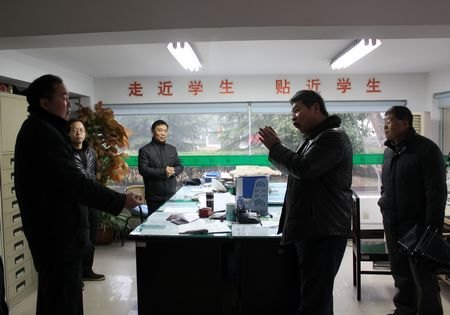 �ŻԸ�У����鿪ѧ���ڹ���