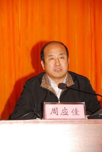 学校召开中层干部大会部署2012年工作