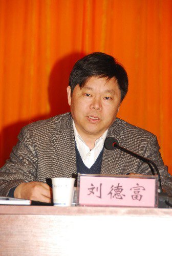 学校召开中层干部大会部署2012年工作