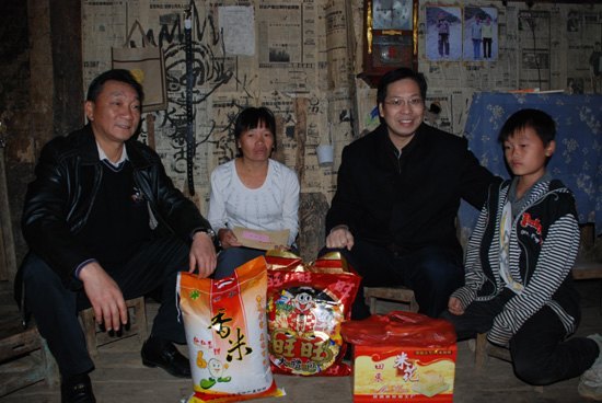 刘力书记、刘慕仁院长率队赴广西师范学院扶贫联系点举行扶贫启动仪式暨春节慰问活动