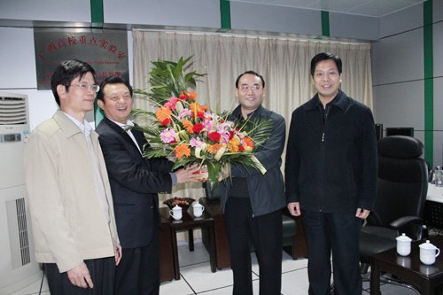 自治区政协李达球副主席到广西师范学院慰问元昌安教授