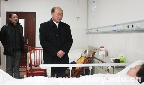 学校领导走访慰问困难职工、离退休老教师