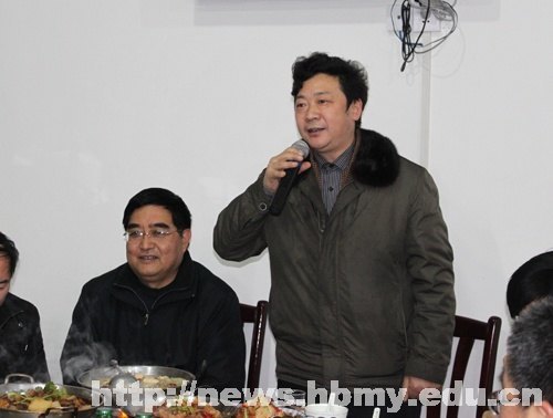 学校领导与春节留校学生共庆新春