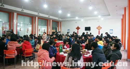 学校领导与春节留校学生共庆新春