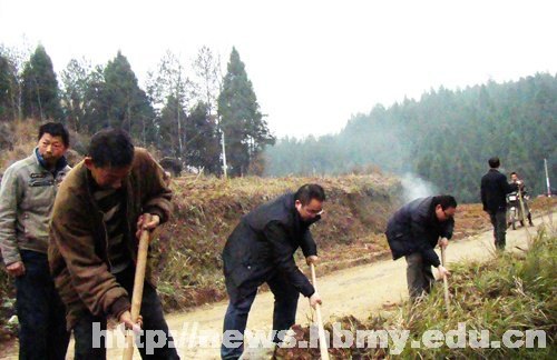 湖北民族学院“三万”工作组与村民同劳动 解决人畜安全用水