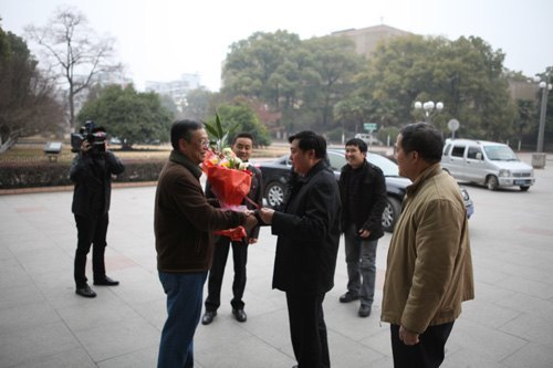景德镇市委副书记黄河慰问景德镇陶瓷学院校长周健儿教授