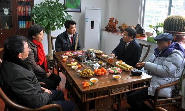 马国防等校领导看望慰问老同志