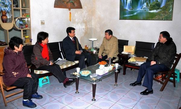 马国防等校领导看望慰问老同志