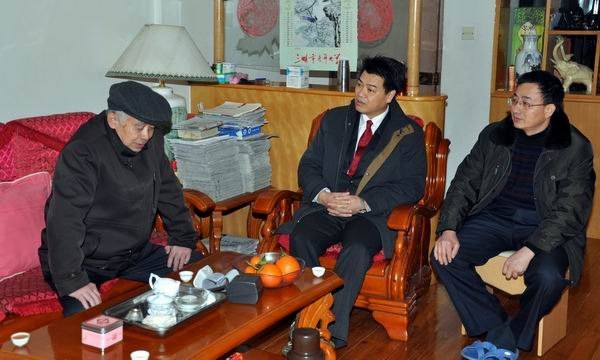 马国防等校领导看望慰问老同志