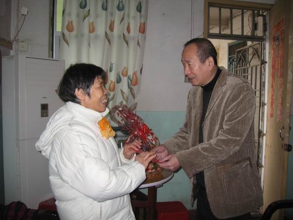 马国防等校领导看望慰问老同志