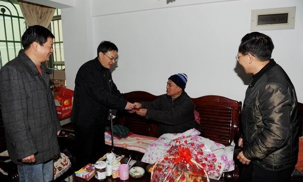 马国防等校领导看望慰问老同志