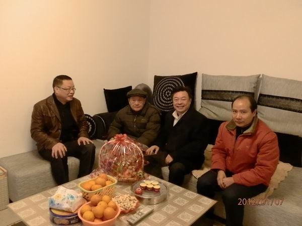 马国防等校领导看望慰问老同志