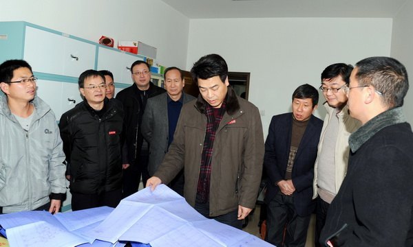 马国防等校领导走访慰问教职工