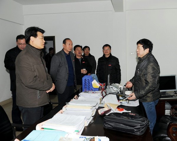 马国防等校领导走访慰问教职工