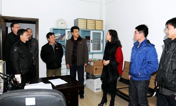 马国防等校领导走访慰问教职工