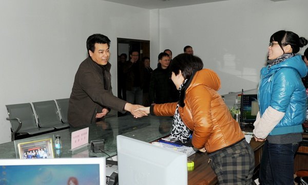 马国防等校领导走访慰问教职工