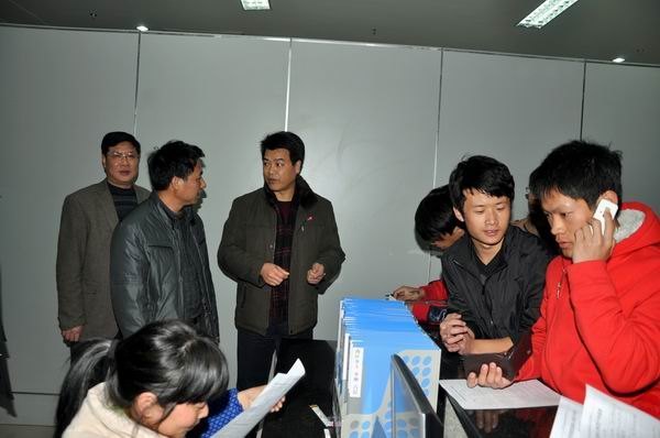 马国防等校领导走访慰问教职工