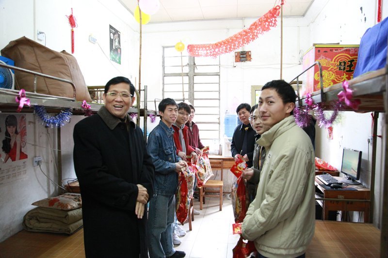 学校领导走访看望留校学生,与师生共贺龙年新春