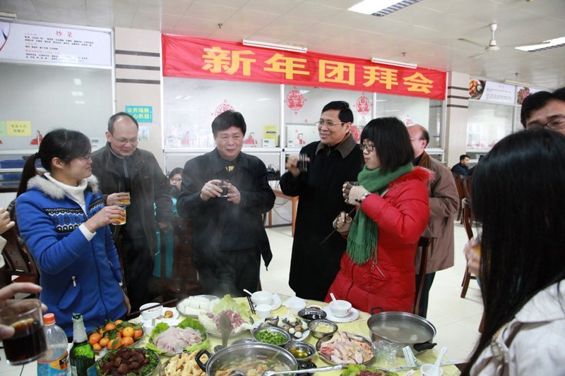 学校领导走访看望留校学生,与师生共贺龙年新春