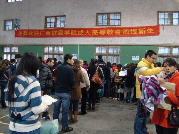 我校成教新生报到入学,蒙丽珍副校长现场指导新生接待工作