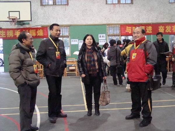 我校成教新生报到入学,蒙丽珍副校长现场指导新生接待工作