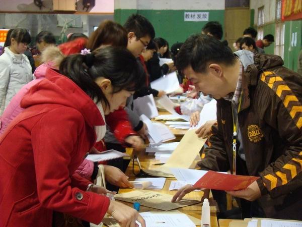 我校成教新生报到入学,蒙丽珍副校长现场指导新生接待工作