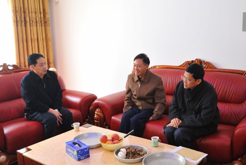 学校领导分别慰问离退休老同志,送上新春祝福