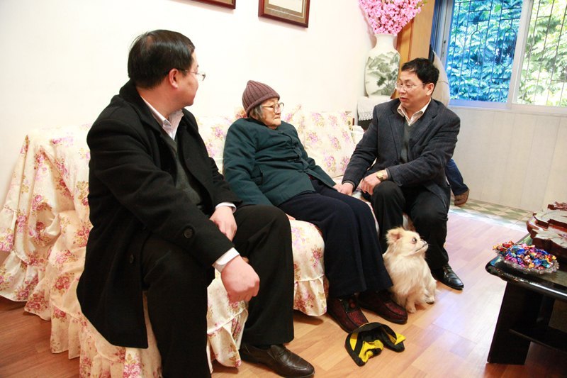 学校领导分别慰问离退休老同志,送上新春祝福