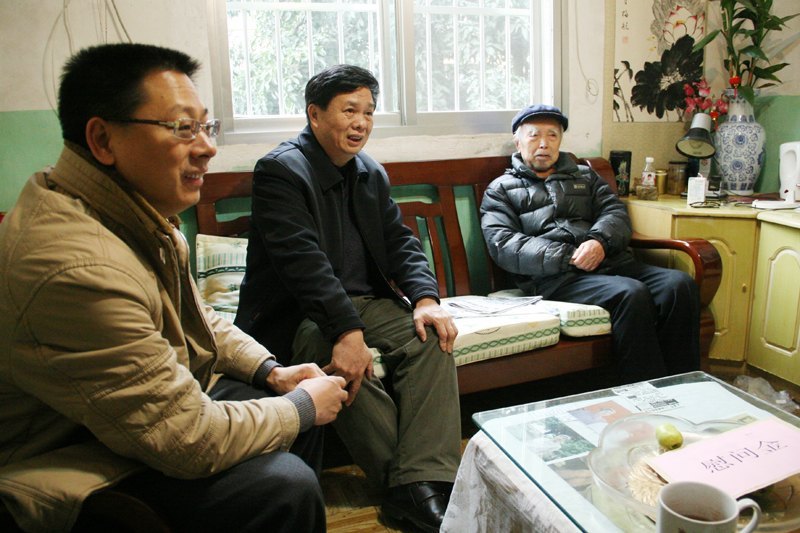 学校领导分别慰问离退休老同志,送上新春祝福