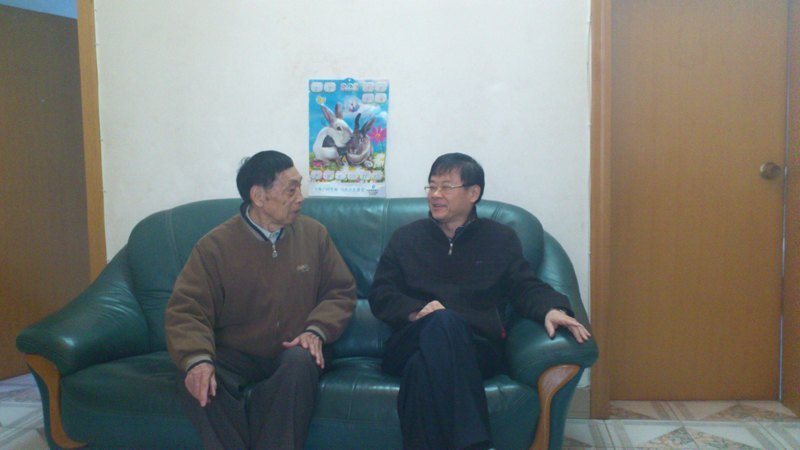 学校领导分别慰问离退休老同志,送上新春祝福