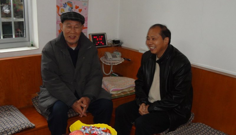 学校领导分别慰问离退休老同志,送上新春祝福