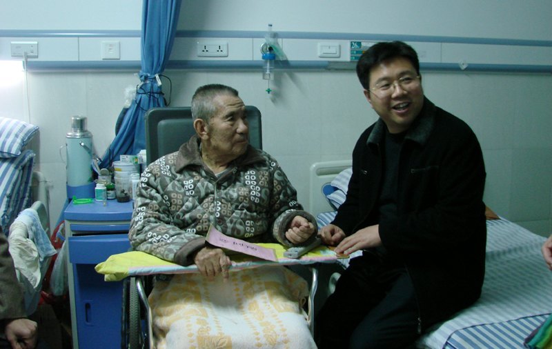 学校领导分别慰问离退休老同志,送上新春祝福