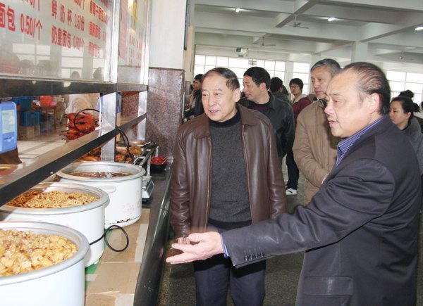 皖西学院校领导深入学生社区食堂 检查后勤保障工作