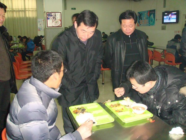 皖西学院校领导深入学生社区食堂 检查后勤保障工作