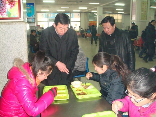 皖西学院校领导深入学生社区食堂 检查后勤保障工作