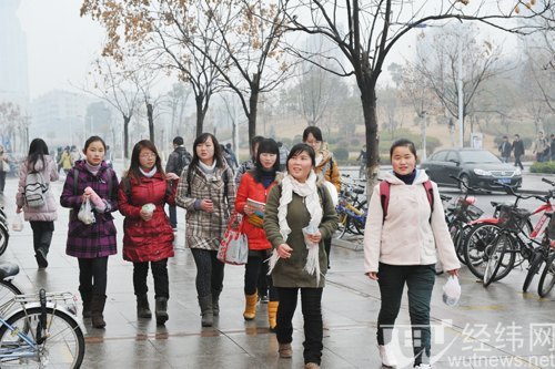 开学第一天:校领导实地检查教学工作