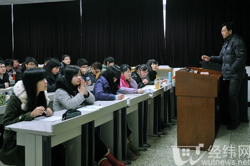 开学第一天:校领导实地检查教学工作