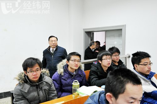 开学第一天:校领导实地检查教学工作