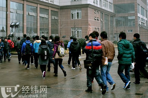 开学第一天:校领导实地检查教学工作