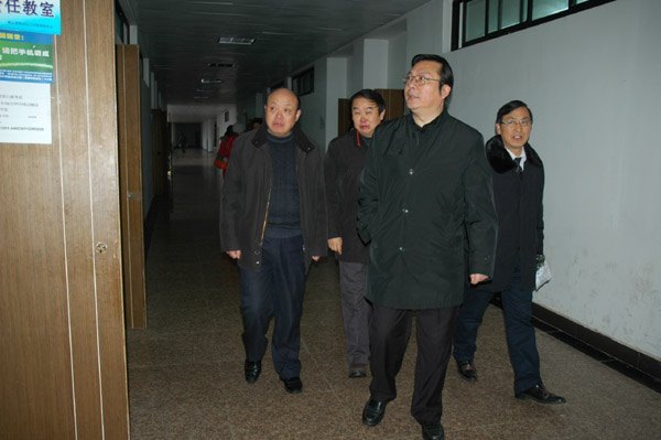 校领导检查新学期上课第一天情况
