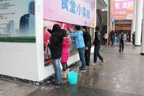 校学生组织开展美化校园环境志愿服务活动
